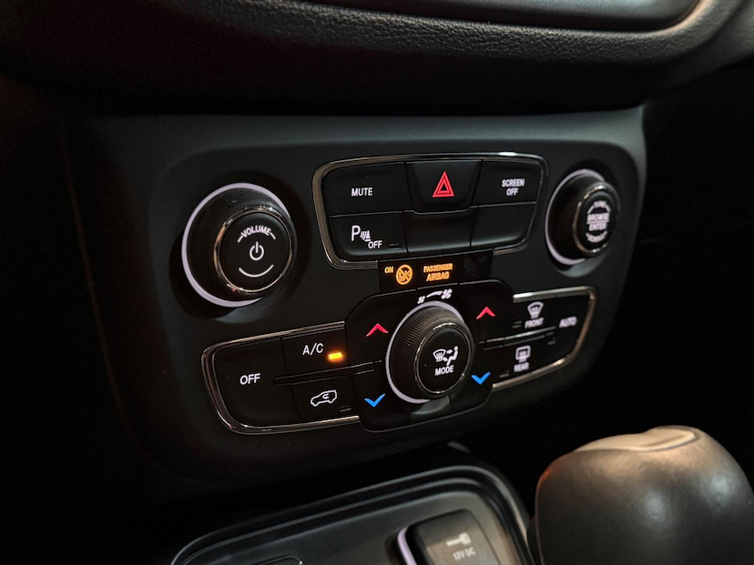 Foto do veículo JEEP COMPASS  LONGITUDE F 2018 31.413 KM 95.900,00