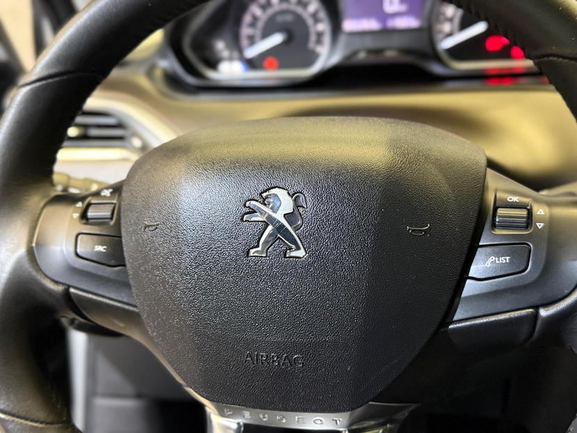 Foto do veículo PEUGEOT 2008  CROSS EAT6 2019 30.129 KM 75.900,00