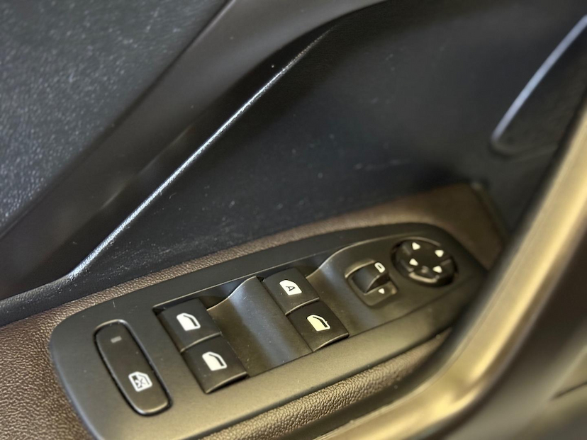 Foto do veículo PEUGEOT 2008  CROSS EAT6 2019 30.129 KM 75.900,00