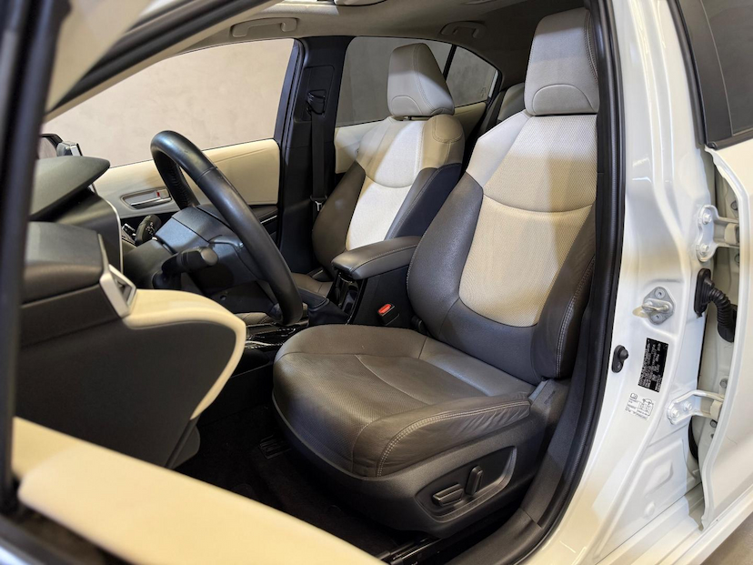 Foto do veículo TOYOTA COROLLA  ALTIS PREMIUM HYBRID 1.8 FLEX AUT. 2021 100 KM 136.900,00
