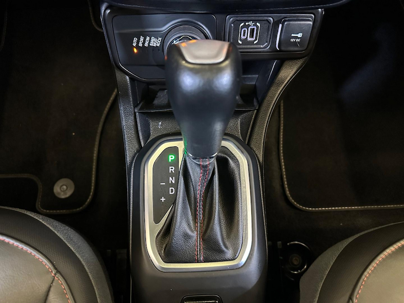 Foto do veículo JEEP RENEGADE  TH T2704X4 2022 6.091 KM 124.900,00