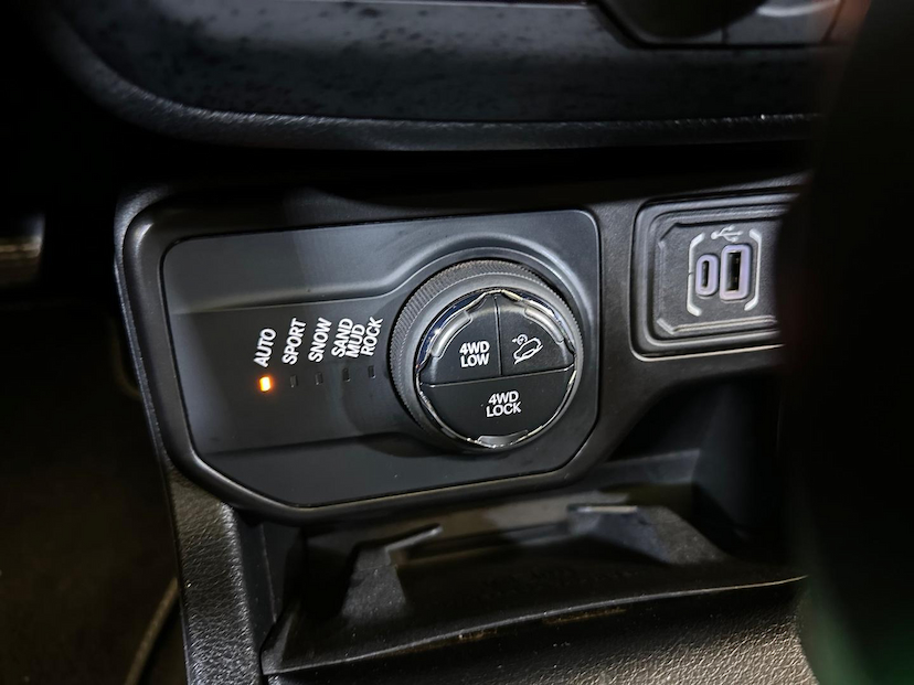 Foto do veículo JEEP RENEGADE  TH T2704X4 2022 6.091 KM 124.900,00