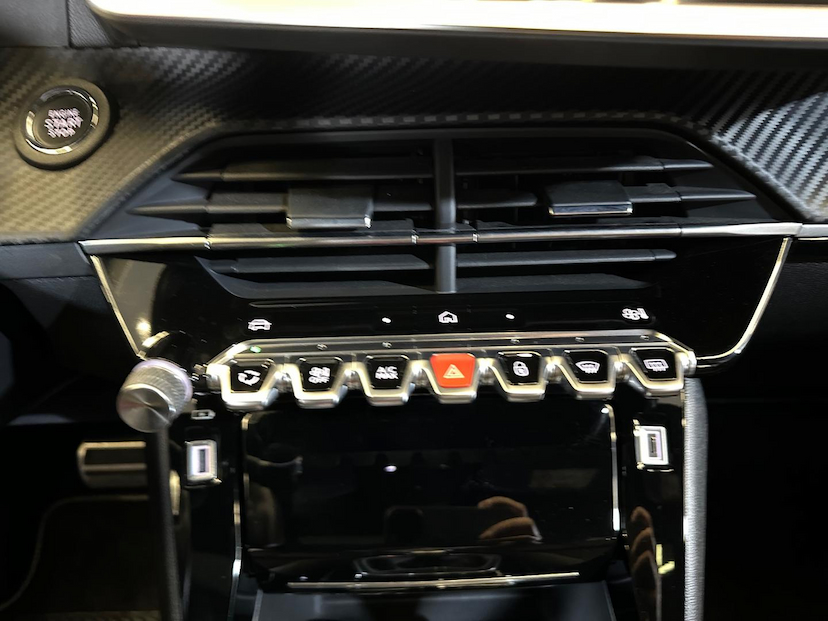 Foto do veículo PEUGEOT 2008  GT T200 2025 10.165 KM 145.900,00