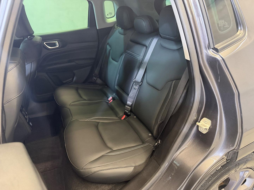 Foto do veículo JEEP COMPASS  LONG. NIG. EAGLE 1.3 4X2 FLEX AUT. 2025 12.203 KM 168.900,00