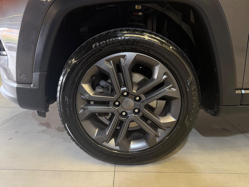 Foto do veículo JEEP COMPASS  LONG. NIG. EAGLE 1.3 4X2 FLEX AUT. 2025 12.203 KM 168.900,00