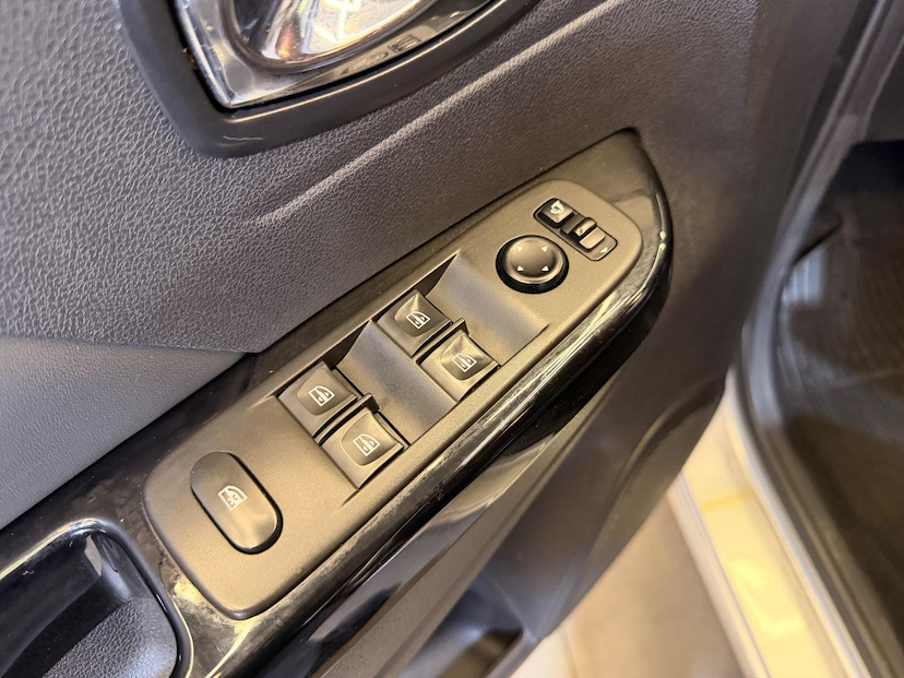 Foto do veículo RENAULT CAPTUR  INTEN 16A 2020 107.000 KM 74.900,00