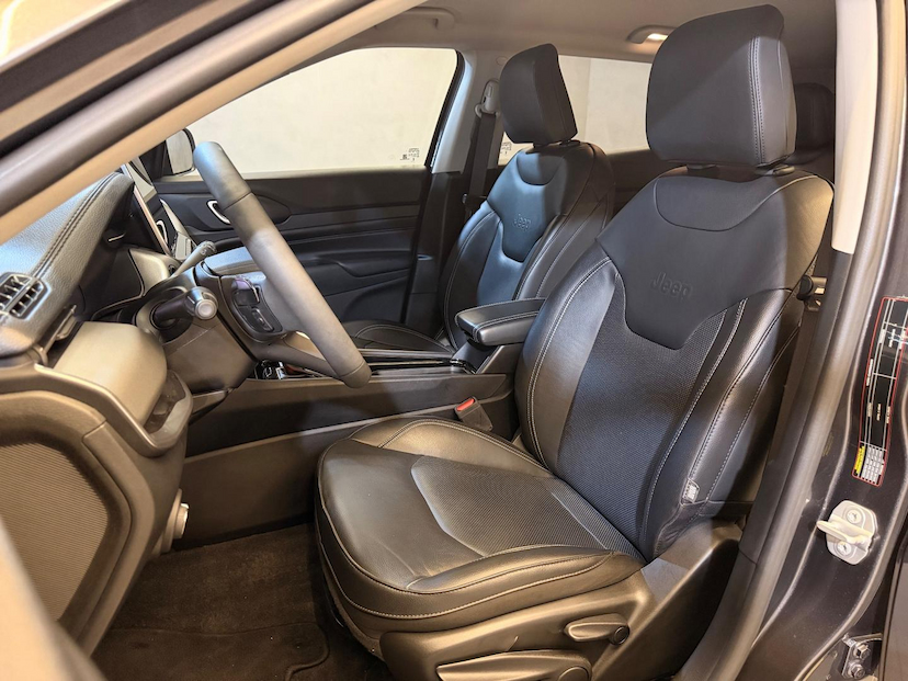 Foto do veículo JEEP COMPASS  LONG TF 2023 23.064 KM 138.900,00