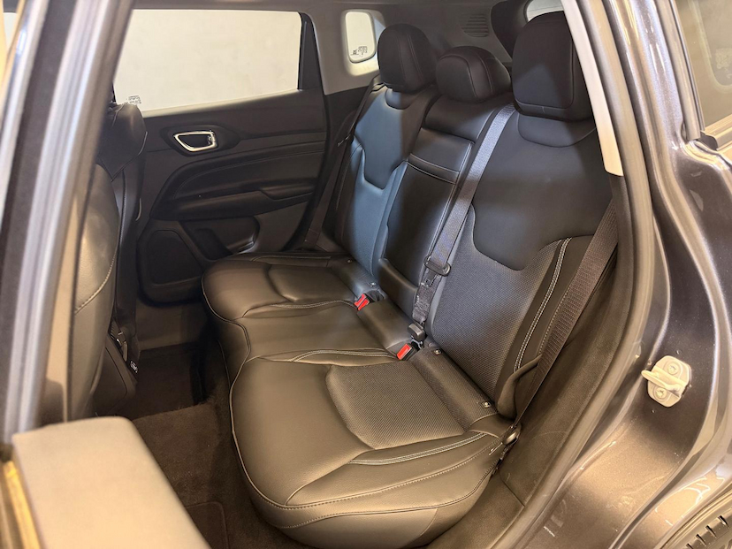 Foto do veículo JEEP COMPASS  LONG TF 2023 23.064 KM 138.900,00