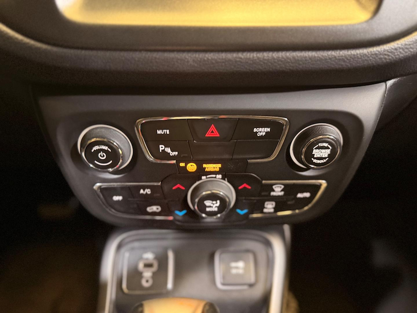 Foto do veículo JEEP COMPASS  LONGITUDE F 2017 103.469 KM 89.900,00