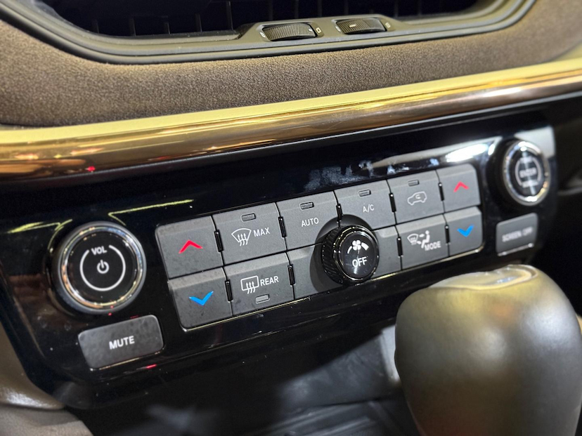 Foto do veículo JEEP COMMANDER  OVR T270 2024 18.566 KM 205.900,00