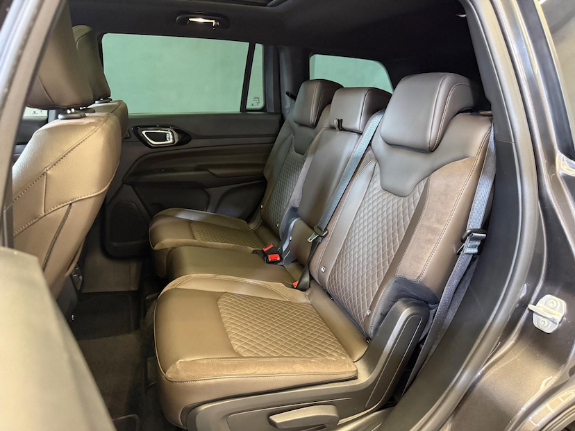 Foto do veículo JEEP COMMANDER  OVR T270 2024 18.566 KM 205.900,00