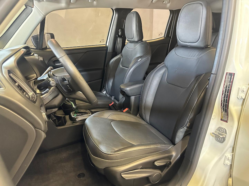 Foto do veículo JEEP RENEGADE  LGTD T270 2023 39.947 KM 106.900,00