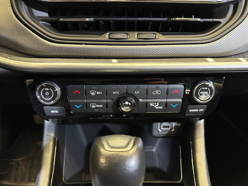 Foto do veículo JEEP COMPASS  LONG TF 2022 31.678 KM 129.900,00