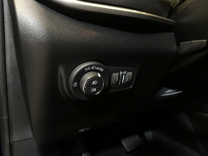 Foto do veículo JEEP COMPASS  LONG TF 2022 31.678 KM 129.900,00