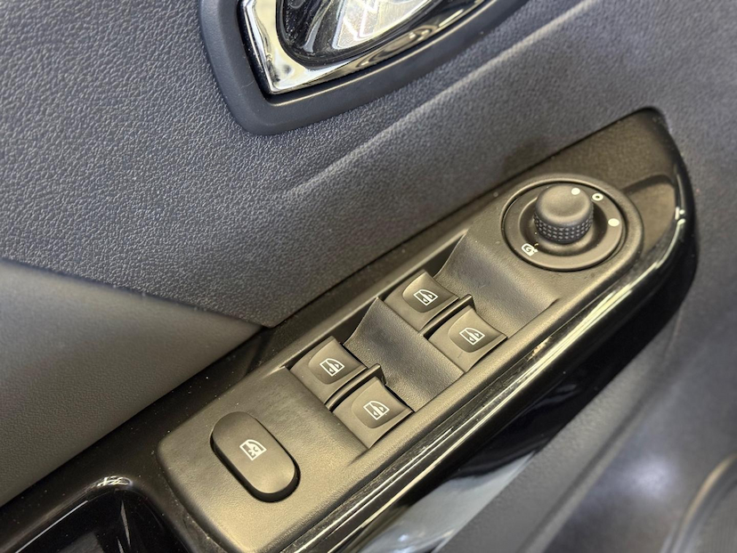Foto do veículo RENAULT CAPTUR  INTEN 20A 2019 56.500 KM 74.900,00