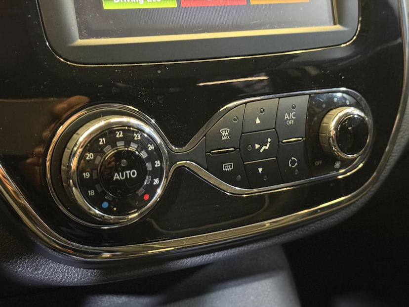 Foto do veículo RENAULT CAPTUR  INTEN 20A 2019 56.500 KM 74.900,00
