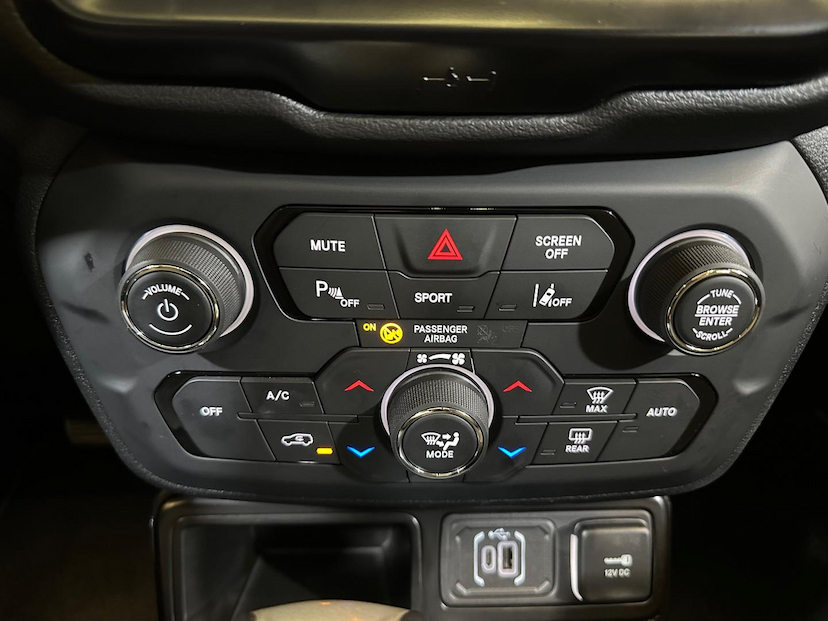 Foto do veículo JEEP RENEGADE  SAHARA 2025 11.265 KM 145.900,00