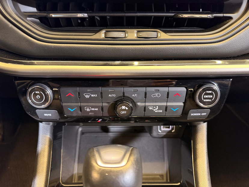 Foto do veículo JEEP COMPASS  LONG TF 2022 39.025 KM 132.900,00