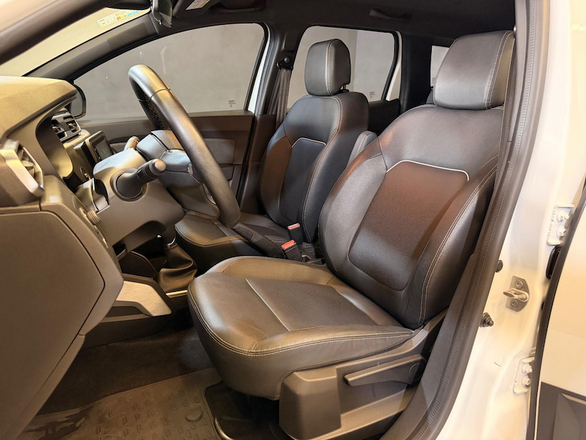 Foto do veículo RENAULT DUSTER  ICO16 CVT 2023 54.000 KM 99.900,00