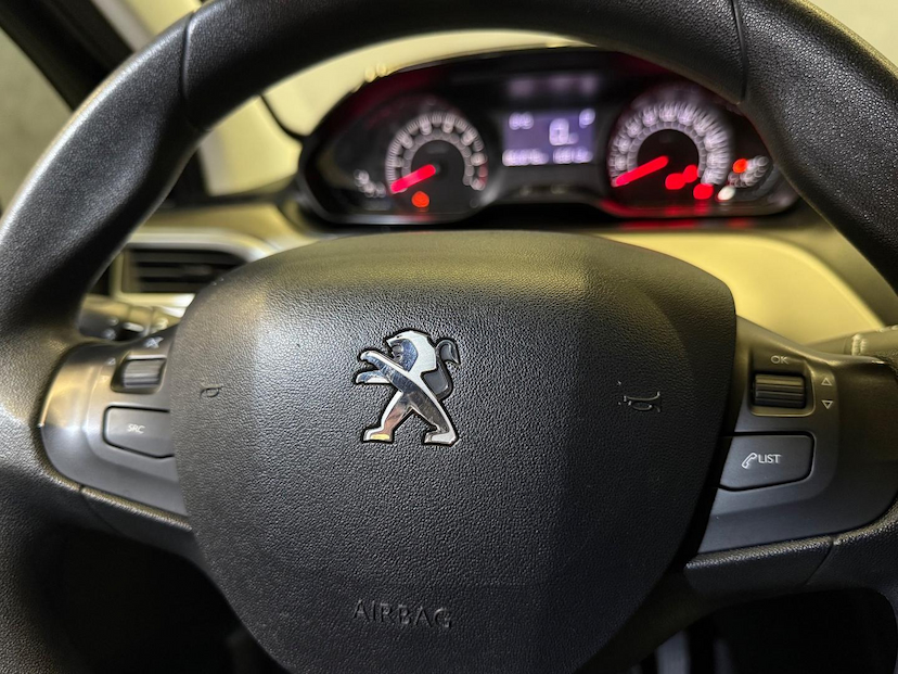 Foto do veículo PEUGEOT 2008  ALLURE EAT6 2021 60.075 KM 67.900,00