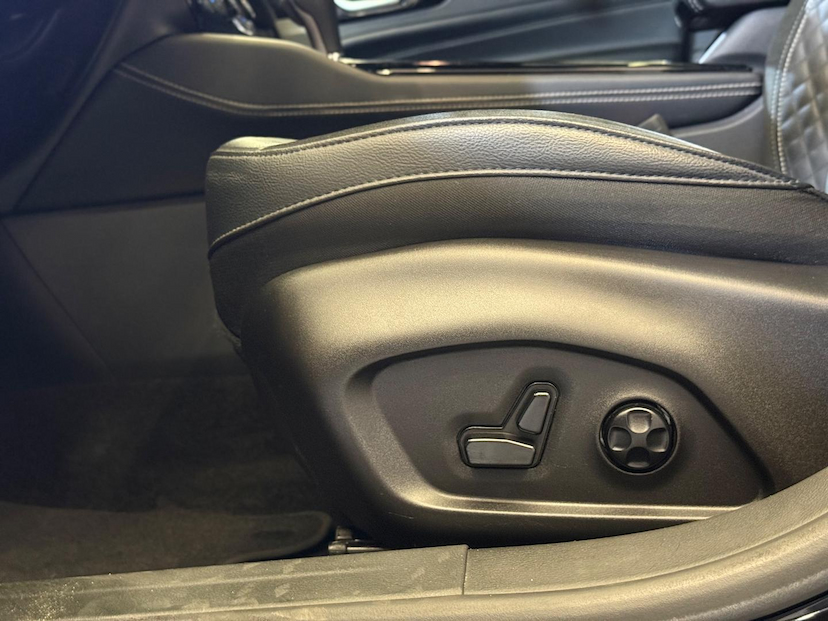 Foto do veículo JEEP COMMANDER COMMANDER BLACKHAWK 2025 17.672 KM 245.900,00