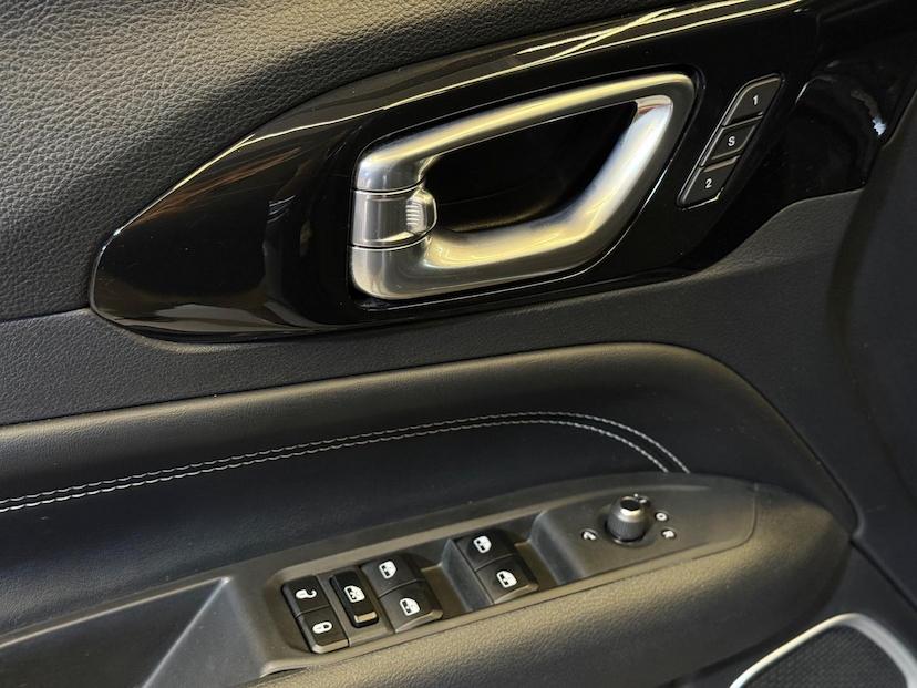 Foto do veículo JEEP COMMANDER COMMANDER BLACKHAWK 2025 17.672 KM 245.900,00