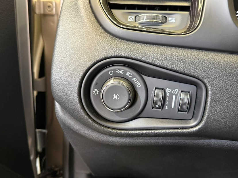 Foto do veículo JEEP RENEGADE  SAHARA 2025 12.143 KM 146.900,00