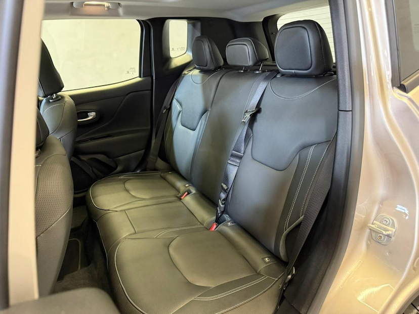 Foto do veículo JEEP RENEGADE  SAHARA 2025 12.143 KM 146.900,00