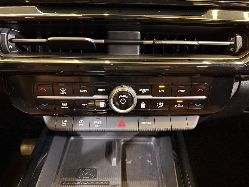Foto do veículo RAM RAMPAGE  LARAMIE 2.0 GAS 2024 23.950 KM 205.900,00