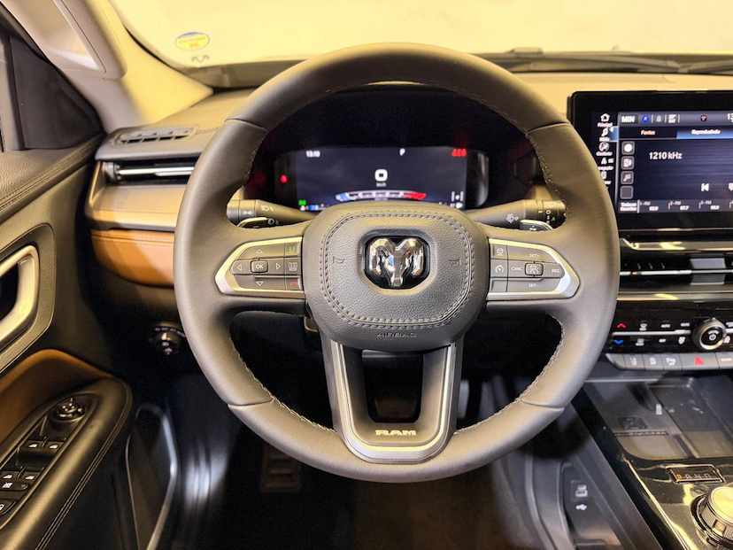 Foto do veículo RAM RAMPAGE  LARAMIE 2.0 GAS 2024 23.950 KM 205.900,00