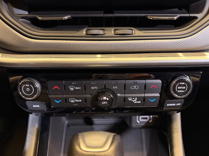 Foto do veículo JEEP COMPASS  LONG TF 2024 25.928 KM 145.900,00
