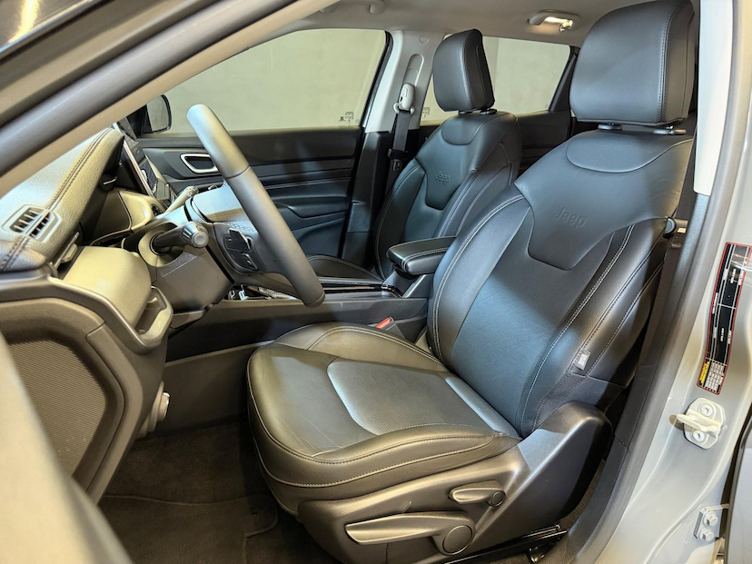 Foto do veículo JEEP COMPASS  LONG TF 2024 25.928 KM 145.900,00