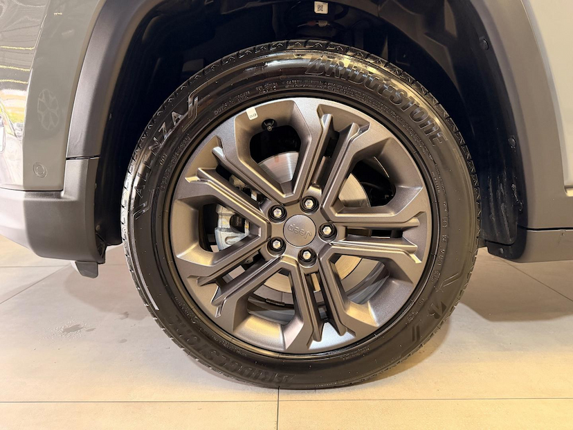 Foto do veículo JEEP COMPASS  LONG TF 2024 25.928 KM 145.900,00