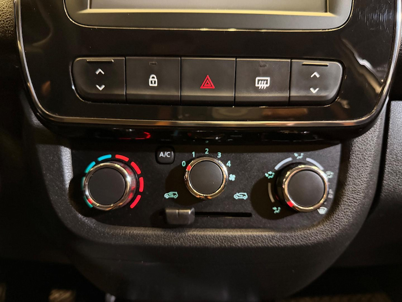 Foto do veículo RENAULT KWID  OUTSIDER 1.0 FLEX 12V 5P MEC 2022 58.047 KM 54.900,00