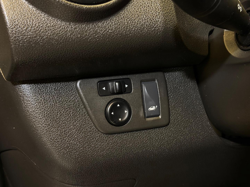 Foto do veículo RENAULT KWID  OUTSIDER 1.0 FLEX 12V 5P MEC 2022 58.047 KM 54.900,00
