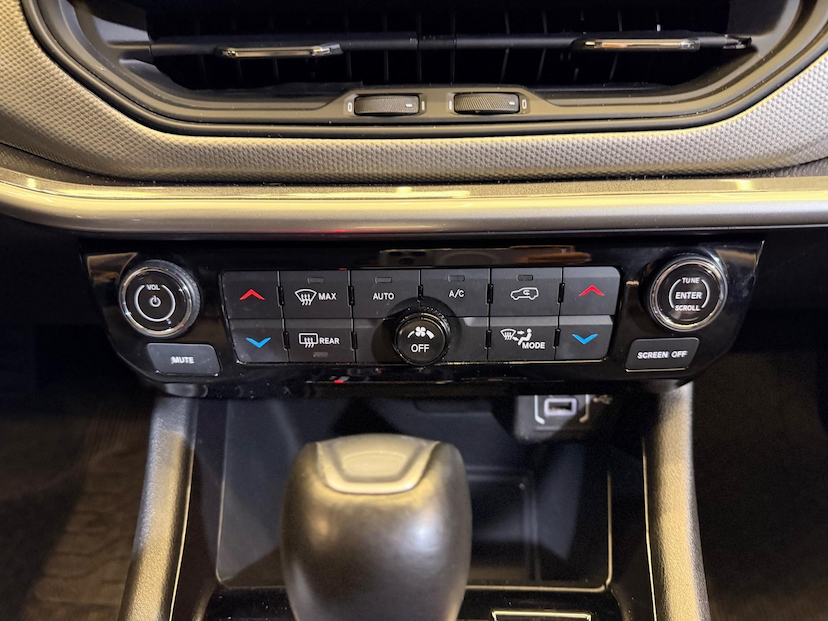 Foto do veículo JEEP COMPASS  LONG. T270 1.3 TB 4X2 FLEX AUT. 2022 61.943 KM 118.900,00