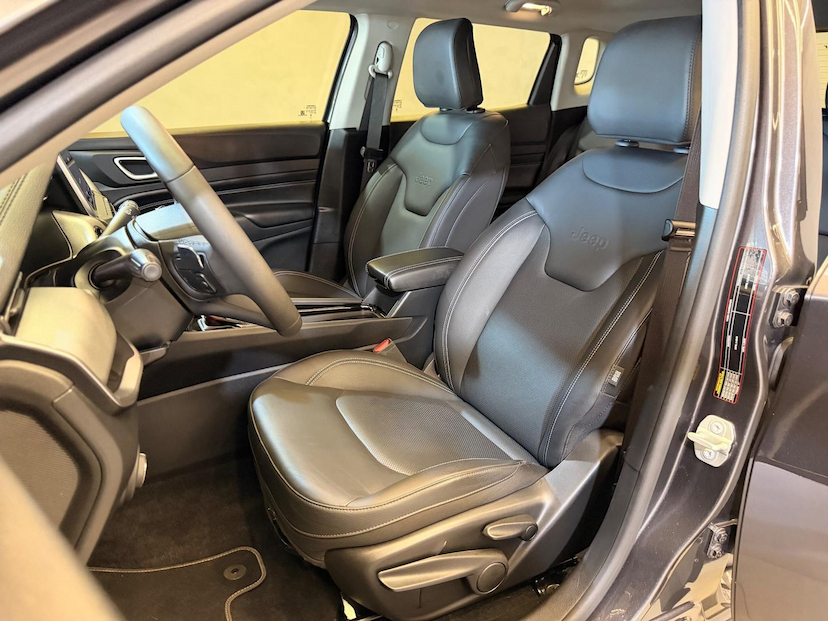Foto do veículo JEEP COMPASS  LONG. T270 1.3 TB 4X2 FLEX AUT. 2024 27.824 KM 138.900,00