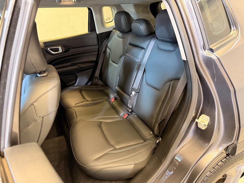 Foto do veículo JEEP COMPASS  LONG. T270 1.3 TB 4X2 FLEX AUT. 2024 27.824 KM 138.900,00