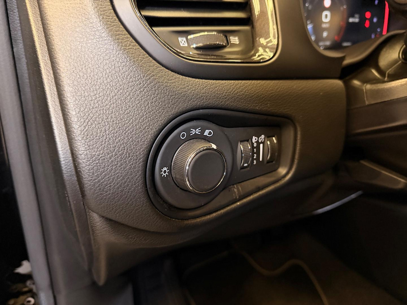 Foto do veículo JEEP RENEGADE  LGTD T270 2023 17.600 KM 111.900,00