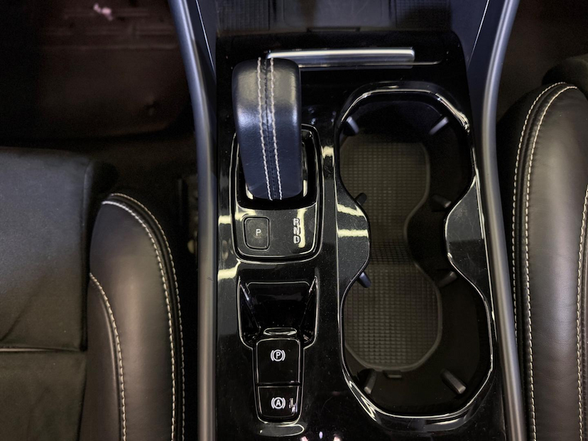 Foto do veículo VOLVO XC40 XC 40 T-5 HÍBRIDO R-DESIGN 1.5 262CV FWD 2022 41.400 KM 194.900,00