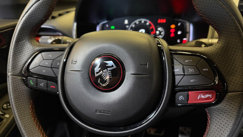 Foto do veículo FIAT FASTBACK  ABARTH 270 2025 13.631 KM 142.900,00
