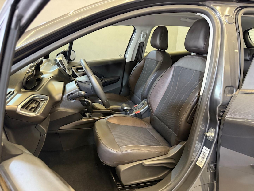 Foto do veículo PEUGEOT 2008  GRIFFE 1.6 TURBO FLEX 16V 5P AUT. 2020 27.447 KM 81.900,00