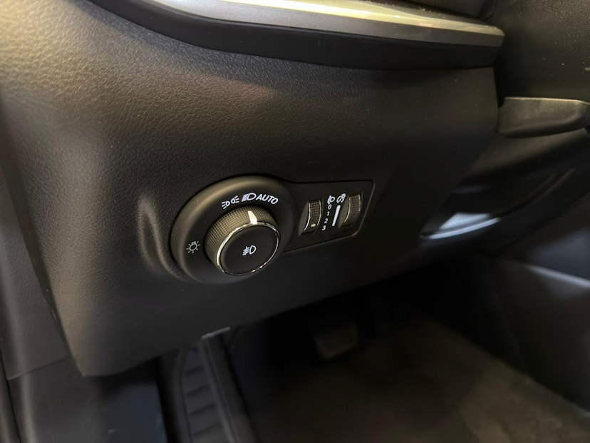 Foto do veículo JEEP COMPASS  LONG TF 2023 14.849 KM 135.900,00