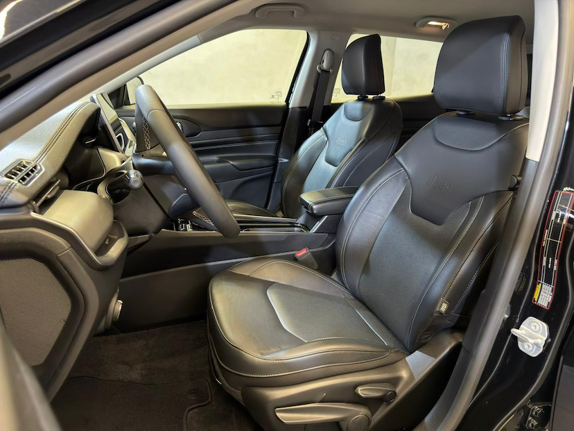 Foto do veículo JEEP COMPASS  LONG TF 2023 14.849 KM 135.900,00