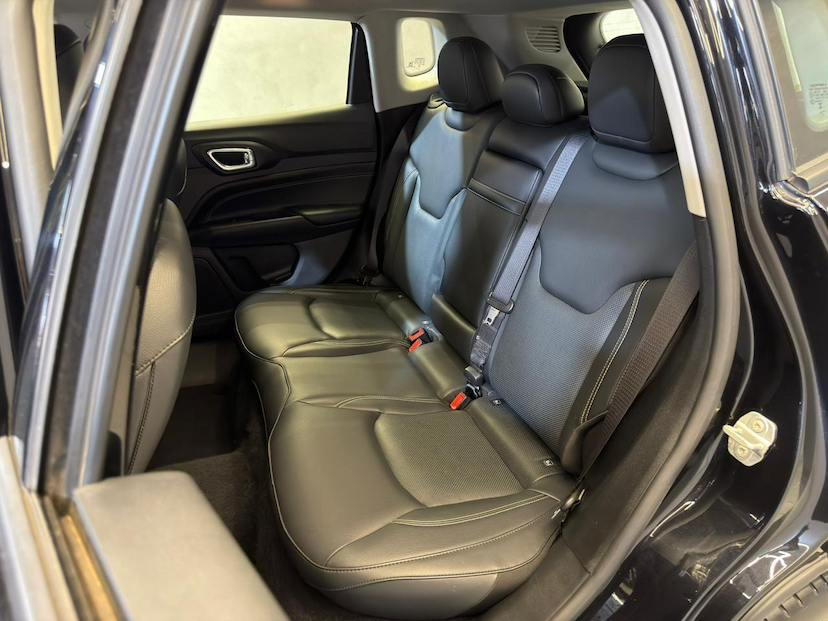 Foto do veículo JEEP COMPASS  LONG TF 2023 14.849 KM 135.900,00