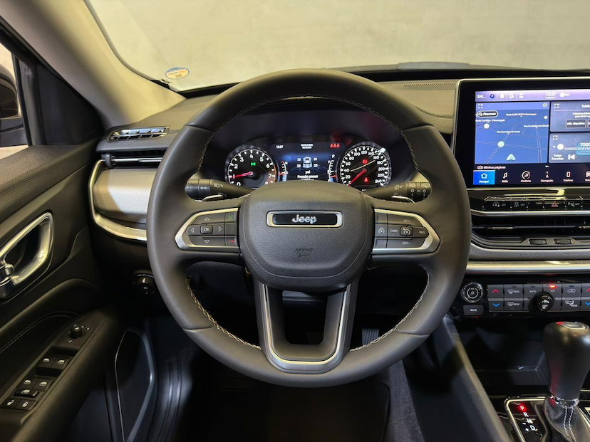Foto do veículo JEEP COMPASS  LONG TF 2023 14.849 KM 135.900,00