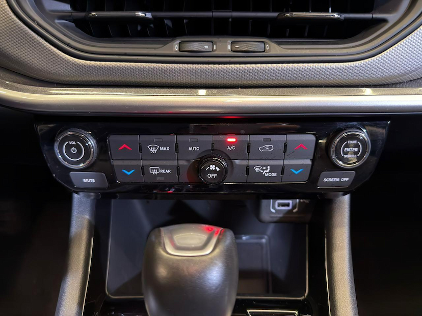 Foto do veículo JEEP COMPASS  LONG TF 2023 14.849 KM 135.900,00