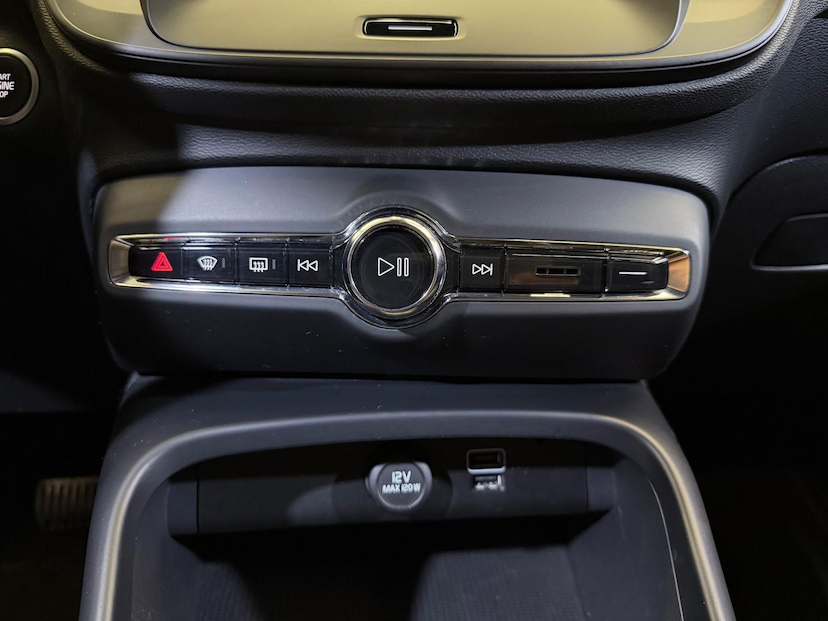 Foto do veículo VOLVO XC40  T4 2019 57.236 KM 124.900,00