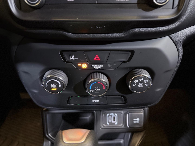 Foto do veículo JEEP RENEGADE  1.3 TURBO 2023 4.319 KM 102.900,00