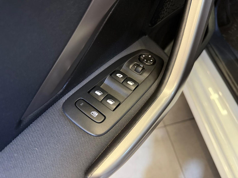 Foto do veículo PEUGEOT 208  GRIFRE EAT6 2019 72.082 KM 65.900,00
